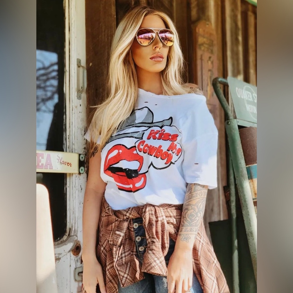 NWOT KISS ME COWBOY TEE